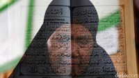 Nenek Nasih (66) yang memiliki anak 5 cucu 21 buyut 2 mengaku senang belajar dipondok ini perlahan-lahan, ia mampu mengenal huruf dan perlahan membaca Al Quran. Inilah foto double exposure sang nenek dengan latar membaca Iqro.