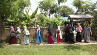 Para ibu-ibu yang didominasi lansia ini tampak sangat bersemangat membaca Iqro. Satu persatu lansia secara bergiliran menghadap dan belajar membaca Iqro dengan Ustadz Jono.