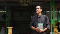 Inilah sosok ustaz Jono (44) yang memimpin PAUL. Banyak lansia dari warga sekitar pondok dan luar belajar iqro. Para santri tak dipungut biaya alias gratis. PAUL ini menjadi sarana berdakwa bagi Ustad Jono.
