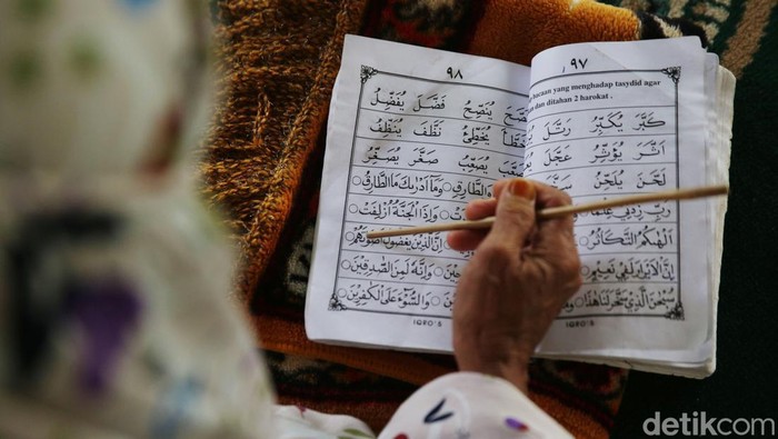 Mendulang Bekal Akhirat di Usia Senja Tak ada kata terlambat bagi siapapun untuk belajar, terutama belajar membaca Alquran. Hal ini lah yang menjadi semangat puluhan ibuβibu rumah tangga yang sebagian besar berusia lanjut (Lansia) untuk belajar di Pondok Iqro Pengajian Al Quran Usia Lanjut (PAUL) di Kampung Cikedokan Poncol Dukuh RT 02 RW 10, Desa Sukadanau, Kecamatan Cikarang Barat, Kabupaten Bekasi.