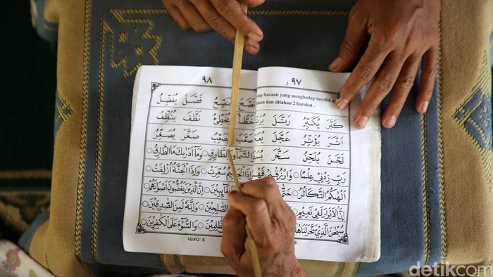 Tak ada kata terlambat bagi siapapun untuk belajar, terutama belajar membaca Alquran. Hal ini lah yang menjadi semangat puluhan ibu–ibu rumah tangga yang sebagian besar berusia lanjut (Lansia) untuk belajar di Pondok Iqro Pengajian Al Quran Usia Lanjut (PAUL) di Kampung Cikedokan Poncol Dukuh RT 02 RW 10, Desa Sukadanau, Kecamatan Cikarang Barat, Kabupaten Bekasi.