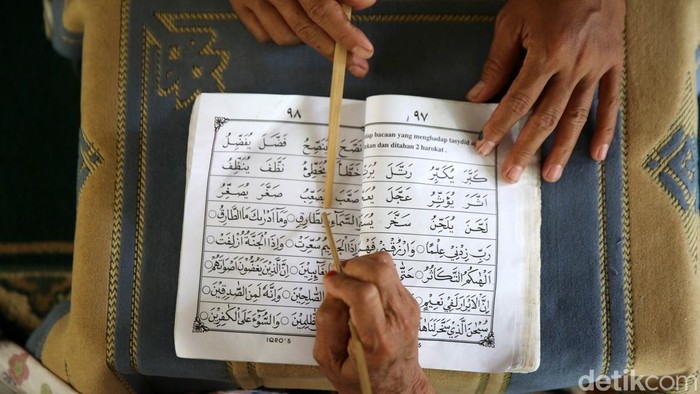Tak ada kata terlambat bagi siapapun untuk belajar, terutama belajar membaca Alquran. Hal ini lah yang menjadi semangat puluhan ibu–ibu rumah tangga yang sebagian besar berusia lanjut (Lansia) untuk belajar di Pondok Iqro Pengajian Al Quran Usia Lanjut (PAUL) di Kampung Cikedokan Poncol Dukuh RT 02 RW 10, Desa Sukadanau, Kecamatan Cikarang Barat, Kabupaten Bekasi.