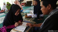 Para lansia disini umumnya belajar membaca Iqro karena selama ini mereka mengikuti pengajian dengan hanya mendengar dan menghafal (ngaji kuping) tanpa mereka mengenal huruf Al-Quran.
