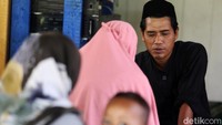 Ustad Jono mengajarkan langsung pengajian Al-Quran atau membaca iqro bagi wanita usia lanjut. Beginilah potretnya saat kaum ibu-ibu yang ada disekitar Pondok, yang meminta diajarkan untuk bisa membaca Al Quran.