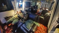 Dengan berbagai fasilitas mewah, masyarakat bisa menggunakan bus AMTrans Luxurious layaknya seorang sultan.