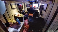 Fasilitas bus itu di antaranya, sofa-sofa yang empuk, digital karaoke system dengan layar touch screen, TV LED layar lebar dengan fasilitas HD Multimedia Player, lemari pakaian, kursi pijat, kulkas, meja makan, tempat tidur, dan kamar mandi dengan shower yang berfungsi dengan baik.