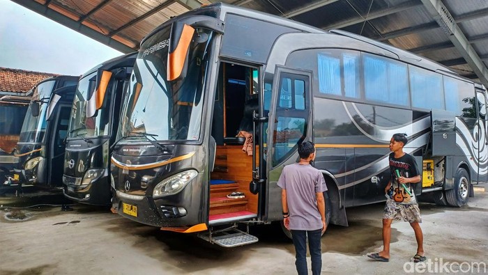 Mengintip Bus dengan Fasilitas Hotel Berbintang Bagi masyarakat yang ingin merasakan sensasi mudik dengan nyaman, bisa coba dengan menggunakan bus dengan fasilitas layaknya hotel berbintang. Bus AMTrans Luxurious mungkin bisa jadi salah satu pilihannya.