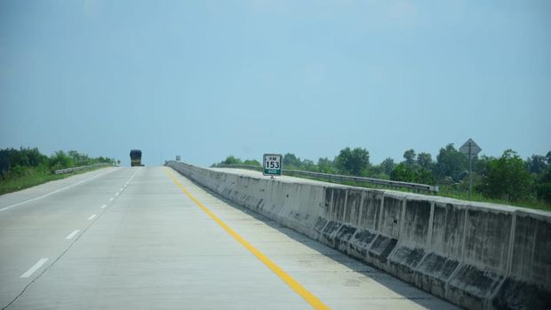Menteri Pekerjaan Umum dan Perumahan Rakyat (PUPR) Basuki Hadimuljono memanfaatkan waktu libur nasional Hari Wafat Isa Al-Masih, Jumat (15/4/2022) dengan meninjau Jalan Tol Trans Sumatera ruas Tol Lampung hingga Palembang. (Dok: PUPR)