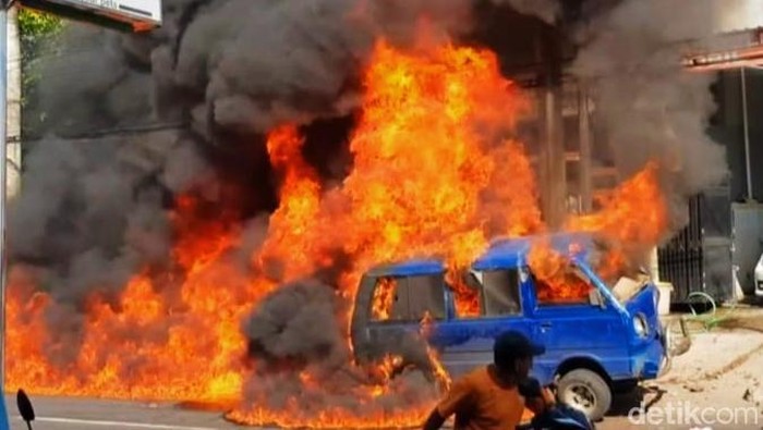 mobil terbakar banyuwangi
