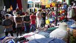 Momen Salat Jumat di Sela Lapak Pasar Tanah Abang