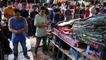 Momen Salat Jumat di Sela Lapak Pasar Tanah Abang