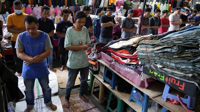 Momen Salat Jumat di Sela-sela Lapak Pasar Tanah Abang People perform Friday prayer at Tanah Abang market during Ramadan in Jakarta, Indonesia, Friday, April 15, 2022. Muslims across the world are observing the holy fasting month of Ramadan, where they refrain from eating, drinking and smoking from dawn to dusk. (AP Photo/Achmad Ibrahim)