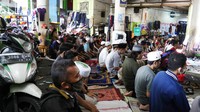 Kegiatan transaksi jual belipun diberhentikan sejenak saat waktu Salat Jumat.  