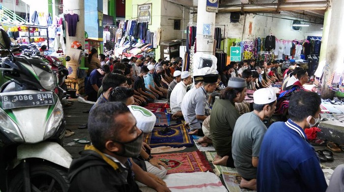 People perform Friday prayer at Tanah Abang market during Ramadan in Jakarta, Indonesia, Friday, April 15, 2022. Muslims across the world are observing the holy fasting month of Ramadan, where they refrain from eating, drinking and smoking from dawn to dusk. (AP Photo/Achmad Ibrahim)