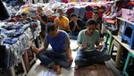 Momen Salat Jumat di Sela Lapak Pasar Tanah Abang