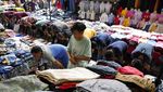 Momen Salat Jumat di Sela Lapak Pasar Tanah Abang