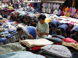 Momen Salat Jumat di Sela Lapak Pasar Tanah Abang