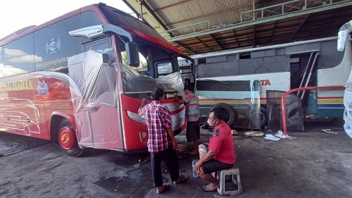 Pegawai di bengkel PO Gunung Harta melakukan servis dan pemeliharaan bus yang disiapkan untuk mudik 2022 pada Jumat (15/4/2022).