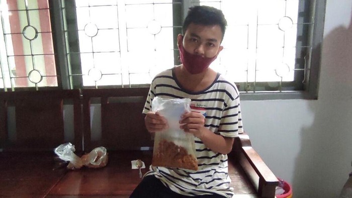 Napi menunjukkan orek tempe yang dioplos pil koplo.