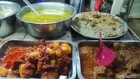 Ada juga pelengkapnya seperti tempe dan tahu goreng, perkedel jagung dan sate usus. Semua lauk dijual dengan harga mulai dari Rp 2.000 hingga Rp 17.000.  Foto: detikFood/Devi S. Lestari