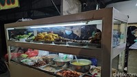 Kalau kamu sedang melintas di kawasan Pondok Bambu, jangan lewatkan untuk mampir ke warung Nasi Uduk Betawi Asli. Warung ini tidak punya nama yang spesifik tetapi sajian makanannya patut diacungi jempol. Foto: detikFood/Devi S. Lestari