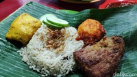Seporsi nasi uduk dengan taburan bawang goreng ini dibanderol Rp 6.000. Takaran porsinya terbilang sedang, jadi disarankan untuk pesan dua porsi kalau kamu biasa makan banyak.  Foto: detikFood/Devi S. Lestari