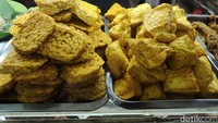 Siap-siap bingung saat memilih lauk pelengkap nasi uduk, karena di sini ada lebih dari 10 pilihan lauk menggoda. Kamu bisa menyantap nasi uduk dengan ayam goreng, empal daging, telur balado, ati ampela, semur jengkol atau rendang daging.  Foto: detikFood/Devi S. Lestari