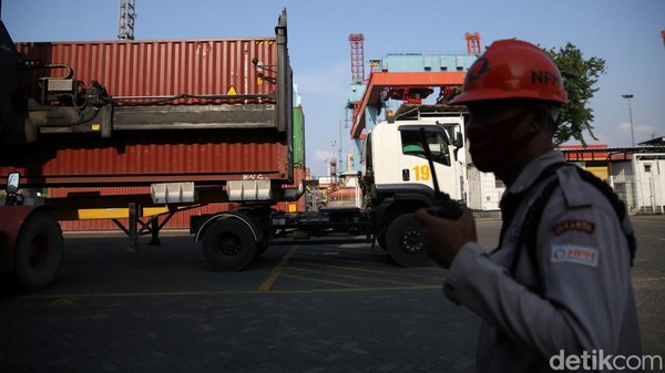 Sibuknya Terminal Peti Kemas Tj Priok Saat Surplus Dagang 22 Bulan
