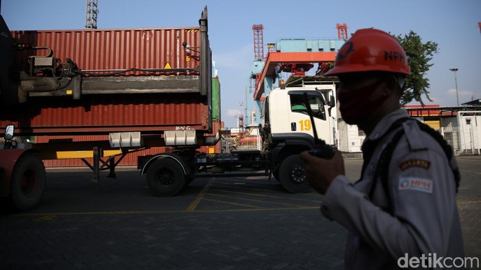 Neraca Perdagangan Surplus 22 Bulan, Minat Investor Naik Pekerja melakukan bongkar muat peti kemas dengan menggunakan alat berat di Pelabuhan Tanjung Priok, Jakarta Utara, Kamis (14/4/2022).