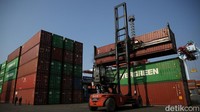 Pekerja melakukan bongkar muat peti kemas dengan menggunakan alat berat di Pelabuhan Tanjung Priok, Jakarta Utara, Kamis (14/4/2022).   