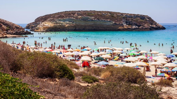 Spiaggia dei Conigili, Lampedusa, Italia ada di posisi kesepuluh.