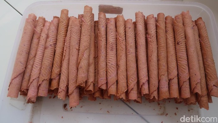 Pembuatan eggroll ubi ungu di Pedukuhan Bedukan, Kalurahan Pleret, Kapanewon Pleret, Kabupaten Bantul.