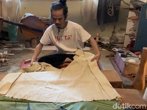 Ahmad Mufid, 16 Tahun Tekuni Profesi Pembuat Kertas Daluang