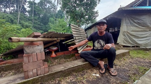 Wayan Puja menunjukkan bekas galian tempat ditemukannya goa yang diduga berfungsi sebagai tempat semedi, Jumat (15/4/22). Kini setiap hari, Puja menghaturkan sesajen di pinggir atas bekas galian yang menjadi akses menuju goa itu.