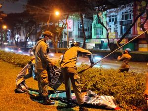 Satpol PP Tangsel Tertibkan Ratusan Reklame Tak Berizin