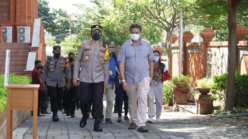 Kapolresta Denpasar AKBP Bambang Yugo Pamungkas meninjau Gereja Katedral Denpasar Jumat (15/4/2022)