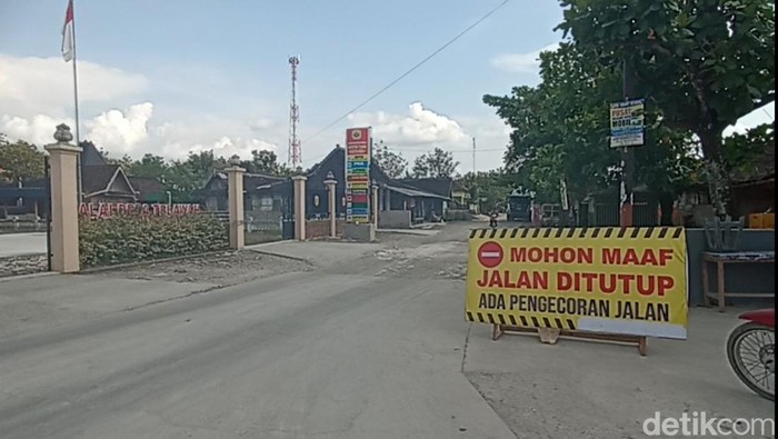 Pengusaha real estatet, Joko Suranto merogoh kocek Rp 2,8 miliar untuk bangun jalan penghubung di 3 desa.