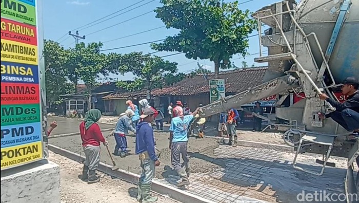 Pengusaha real estatet, Joko Suranto merogoh kocek Rp 2,8 miliar untuk bangun jalan penghubung di 3 desa.