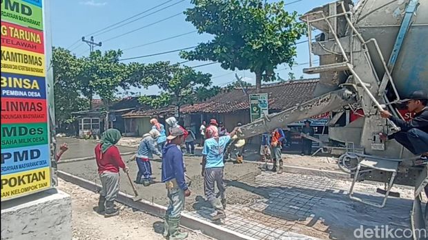 Pengusaha real estatet, Joko Suranto merogoh kocek Rp 2,8 miliar untuk bangun jalan penghubung di 3 desa.