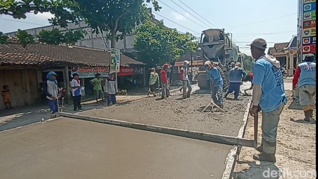 Pengusaha real estatet, Joko Suranto merogoh kocek Rp 2,8 miliar untuk bangun jalan penghubung di 3 desa.