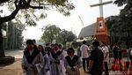 Suasana Ibadah Jumat Agung di Gereja Salib Suci Jakut