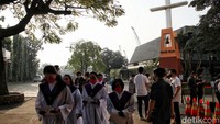 Umat kristiani melakukan ibadah Jalan Salib Jumat Agung di kawasan Gereja Katolik Salib Suci, Semper Barat, Cilincing, Jakarta Utara, Jumat (15/4/2022).  