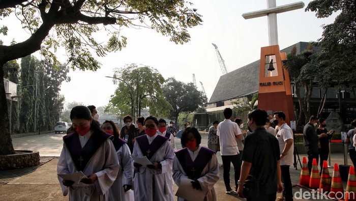 Penuh Khidmat Ibadah Jumat Agung di Gereja Salib Suci Jakut Umat Kristiani melakukan ibadah Jalan Salib Jumat Agung di kawasan Gereja Katolik Salib Suci, Semper Barat, Cilincing, Jakarta Utara, Jumat (15/4/2022).