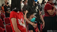 Anak-anak mengikuti ibadah ini dengan khusyuk.  