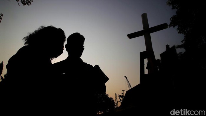 Penuh Khidmat Ibadah Jumat Agung di Gereja Salib Suci Jakut Umat Kristiani melakukan ibadah Jalan Salib Jumat Agung di kawasan Gereja Katolik Salib Suci, Semper Barat, Cilincing, Jakarta Utara, Jumat (15/4/2022).