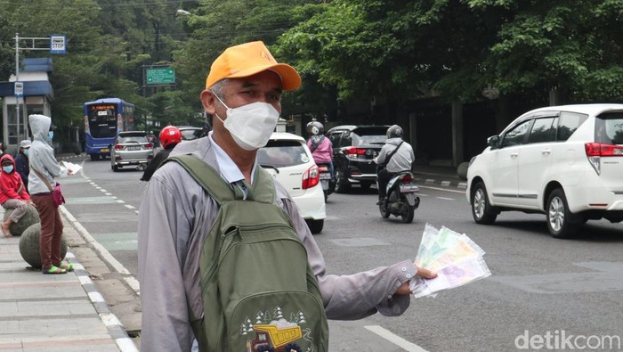 Penyedia jasa tukar uang mulai ramai di Kota Bandung.