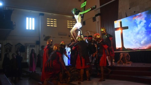 Suasana pementasan Tablo berjudul Jalan Salib Jumat Agung di Gereja Katolik Santo Petrus Monang-Maning Denpasar