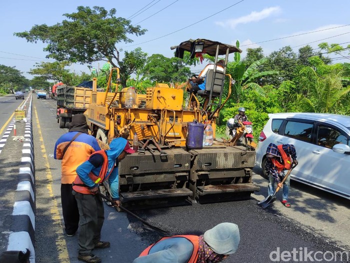 Perbaikan jalur Pantura barat, Brebes, Jumat (15/4/2022).