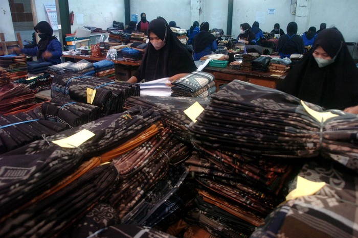 Sejumlah pekerja menata kain sarung di industri sarung Asaputex, Tegal, Jawa Tengah, Kamis (14/4/2022). Menurut pengelola sejak awal Ramadan hingga Lebaran mendatang permintaan sarung yang dijual Rp50.000 hingga Rp250.000 per potong dari dalam maupun luar kota meningkat 100 persen dibandingkan bulan sebelumnya. ANTARA FOTO/Oky Lukmansyah/foc.