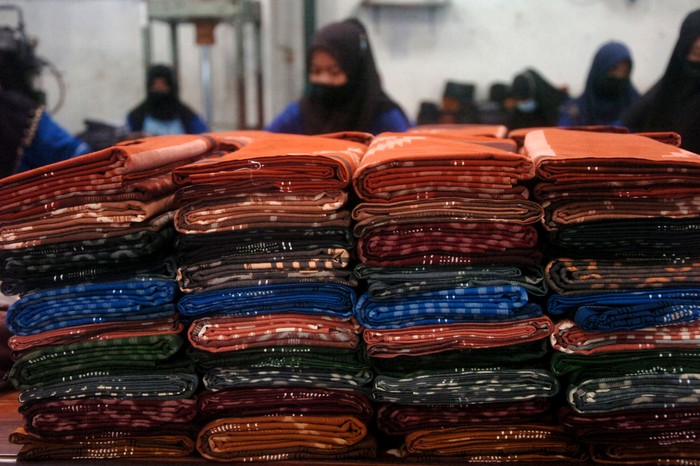 Sejumlah pekerja menata kain sarung di industri sarung Asaputex, Tegal, Jawa Tengah, Kamis (14/4/2022). Menurut pengelola sejak awal Ramadan hingga Lebaran mendatang permintaan sarung yang dijual Rp50.000 hingga Rp250.000 per potong dari dalam maupun luar kota meningkat 100 persen dibandingkan bulan sebelumnya. ANTARA FOTO/Oky Lukmansyah/foc.